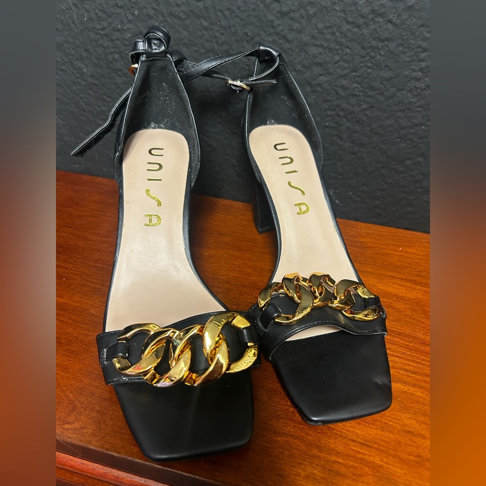 UNISA Black Dallia Ankle Strap Chunky Heel Sandals Gold Chain Accent Size 9 1/2